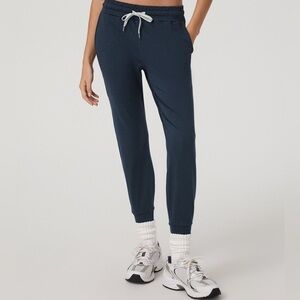 Vuori Women's Performance Joggers in Midnight Heather, Medium